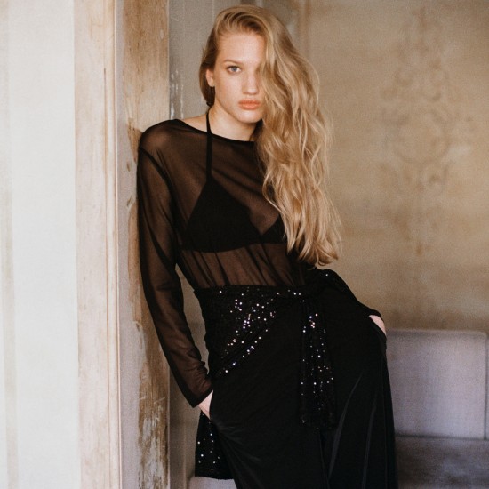 Лонгслив  из черной сетки с вырезом лодочкой