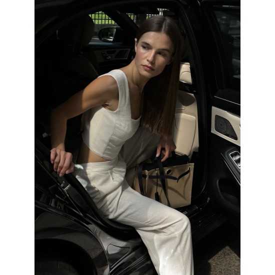 Кроп-топ на  широких бретелях молочного цвета