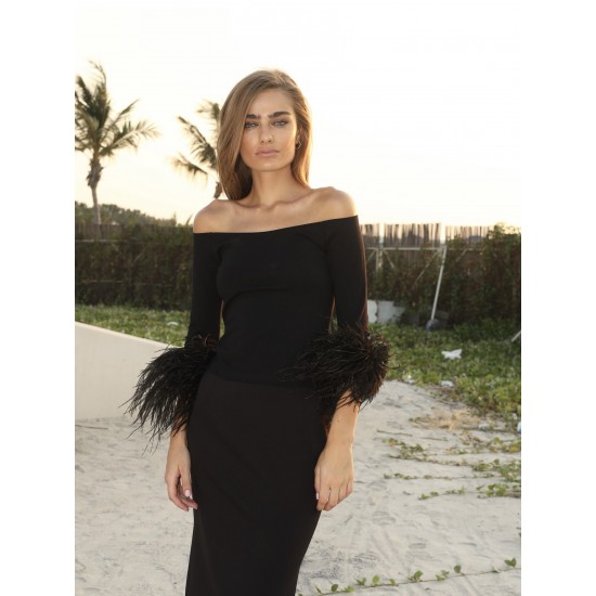 Топ с открытыми плечами с перьями черный