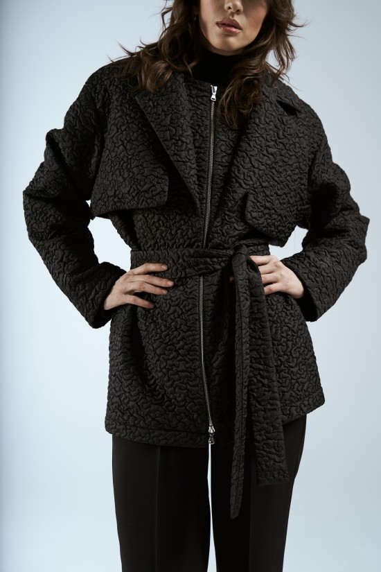 Куртка из фигурной стеганой ткани в черном цвете