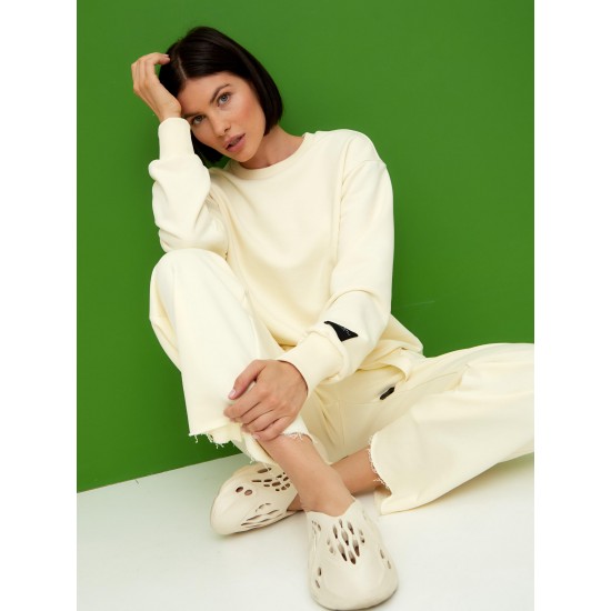 Не только на пробежку: подбираем образы с брюками из футера